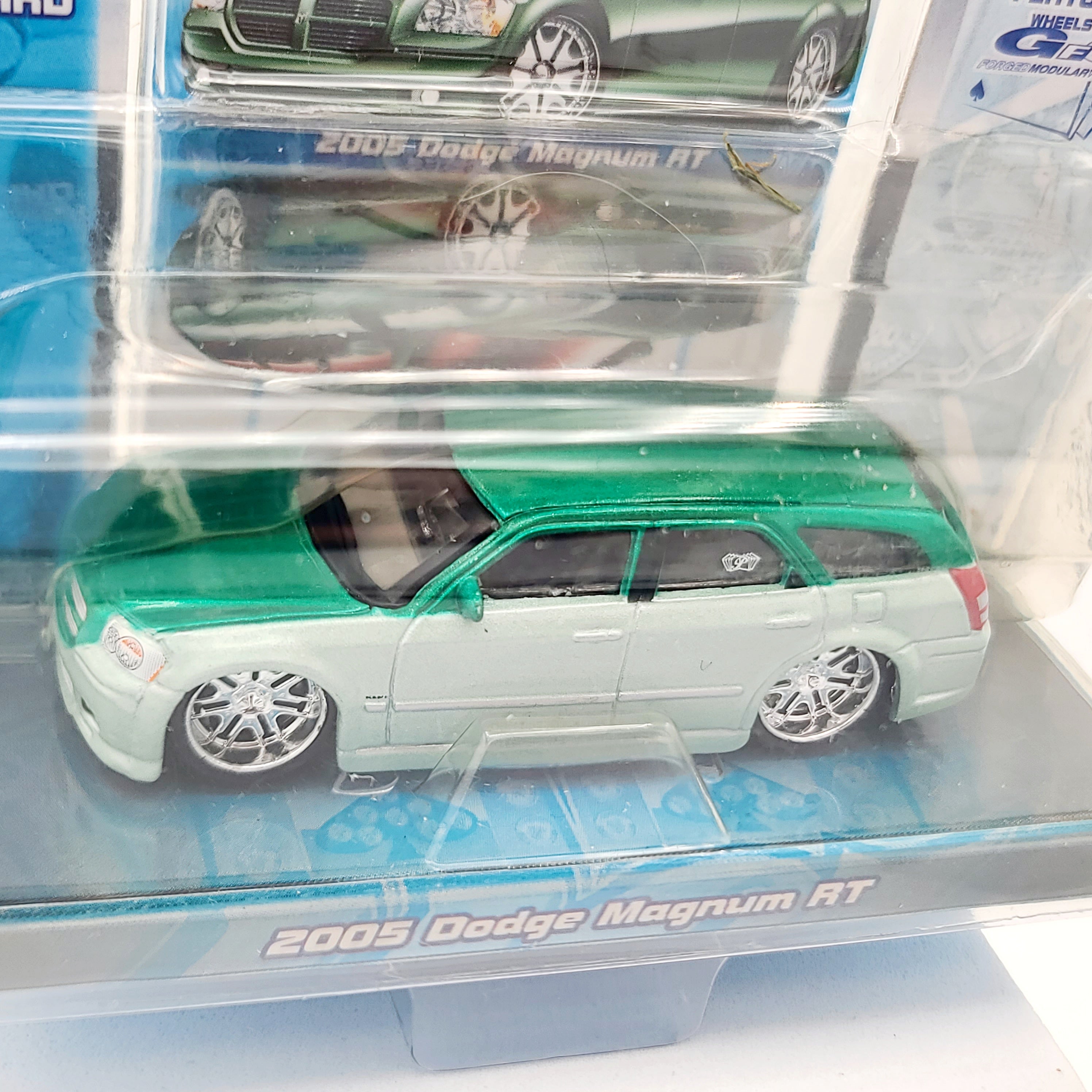 Maisto '05 Dodge Magnum RT - 1:64 (2005 Playerz Luxury Diecast Collection)